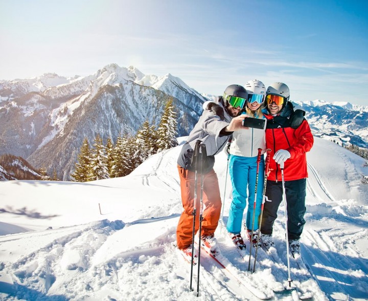 Skifahrer machen ein Selfie im Skigebiet Snow Space Salzburg