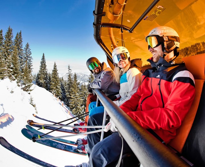 Skifahrer im Sessellift